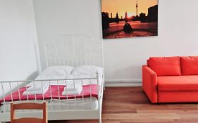 City Studio Apartment For 4, Near Sonnenallee